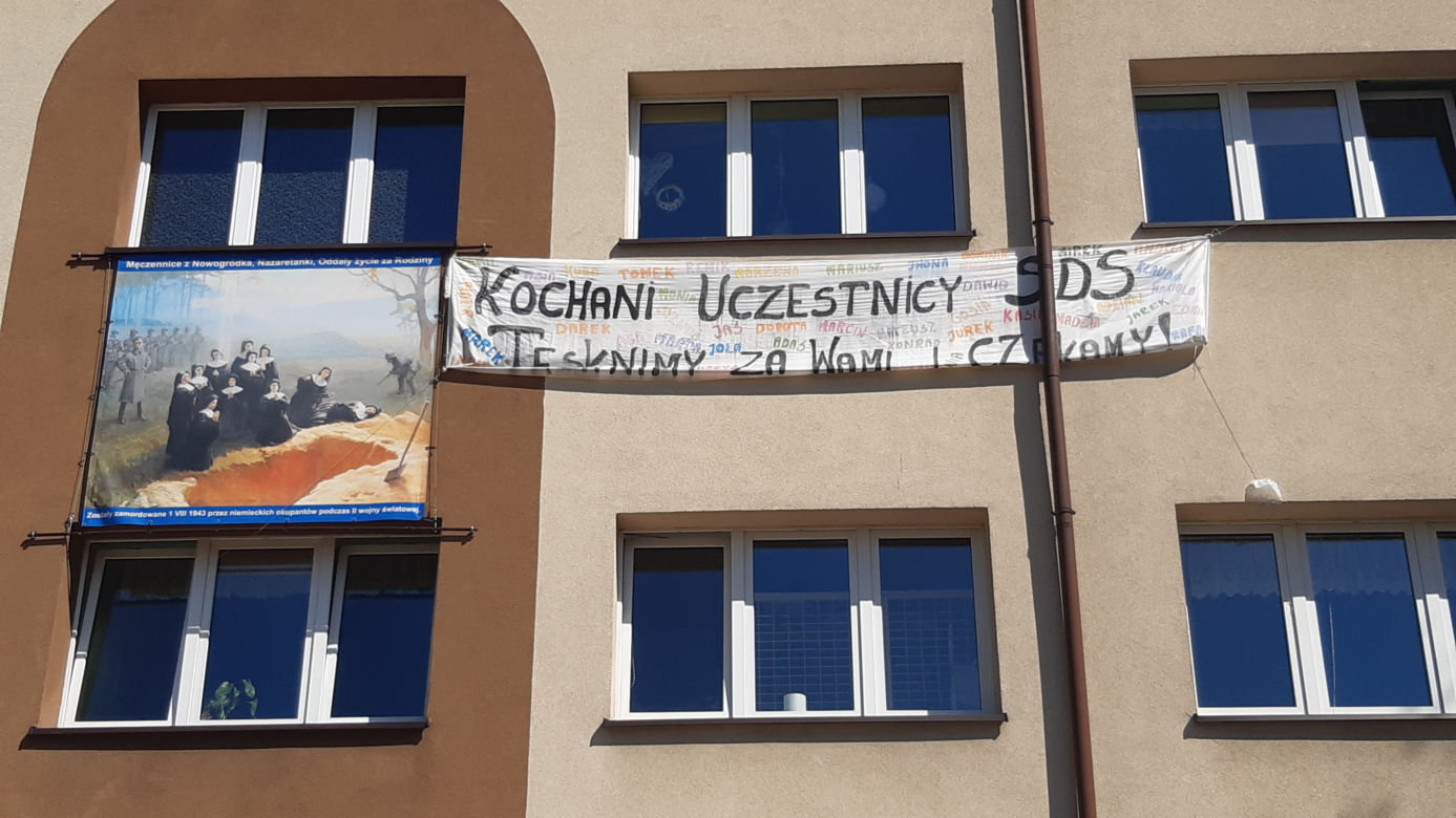 Na banerze można przeczytać: „Tęsknimy za Wami i czekamy” 