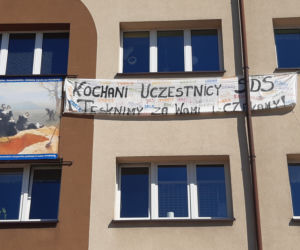 Na banerze można przeczytać: „Tęsknimy za Wami i czekamy” 