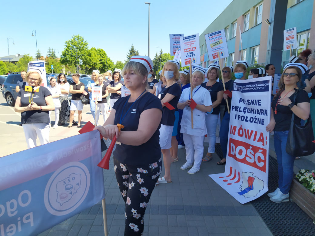 Protest pielęgniarek i położnych pod Mazowieckim Szpitalem Wojewódzkim w Siedlcach - 07.06.2021