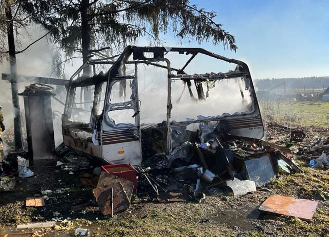 Przyczepa spłonęła po wybuchu butli z gazem