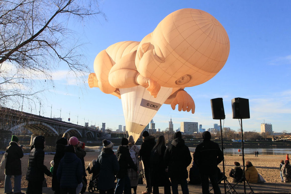 Wielki balon w kształcie dziecka w Warszawie