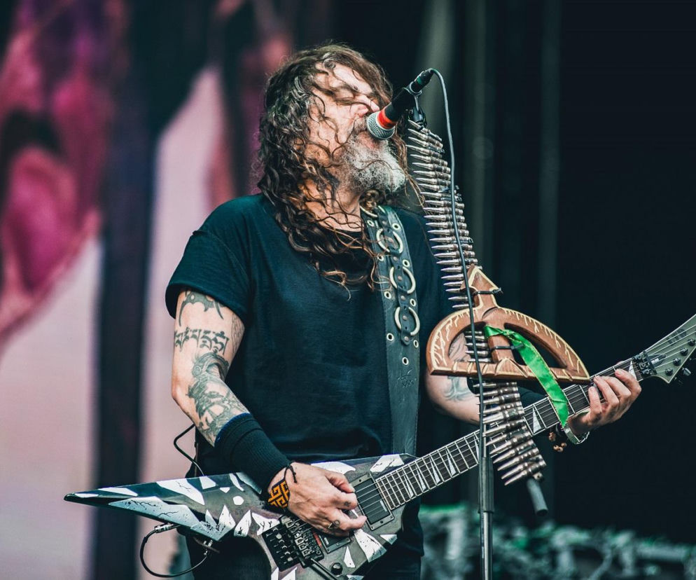 Max Cavalera gra na gitarze i śpiewa do mikrofonu na koncercie. O planach Soulfly przeczytasz na EskaRock.