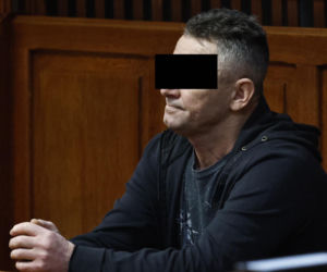 „Sztuczną szczękę wepchnięto jej do gardła”. Przerażające ustalenia. W mieszkaniu w Warszawie znaleziono cztery ciała