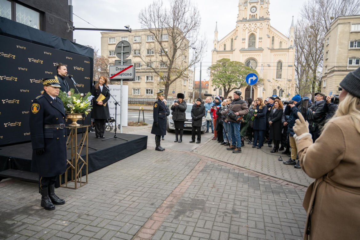 Emilian Kamiński spogląda na przechodniów. Tak uczcili wielkiego aktora