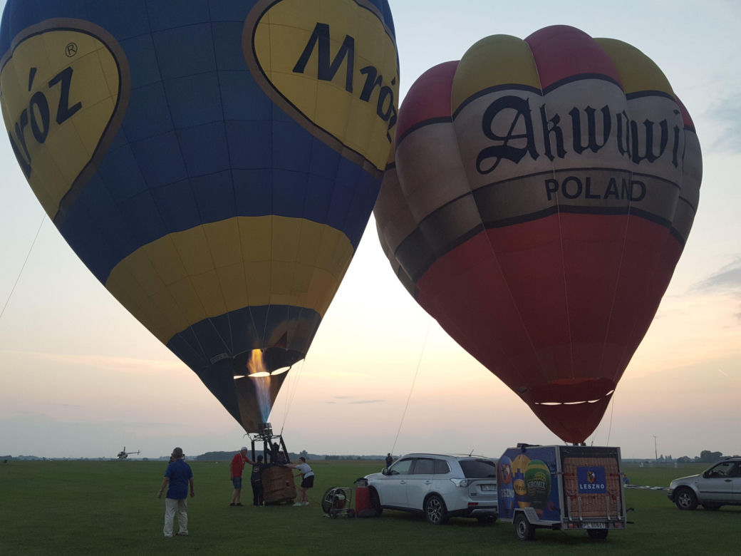 ​Nocny pokaz balonów na lotnisku w Lesznie. Wiatr był za mocny
