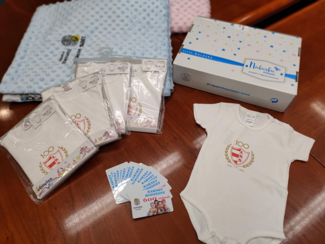 Nowość w łomżyńskiej wyprawce dla noworodków. Dzieci dostaną body z logo ŁKS-u