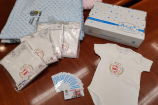 Nowość w łomżyńskiej wyprawce dla noworodków. Dzieci dostaną body z logo ŁKS-u