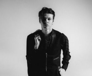 Yungblud ze złamaną nogą melduje się na scenie. Kontuzja nie powstrzymała brytyjskiego wokalisty