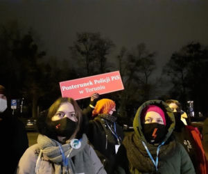 Strajk kobiet w Toruniu. Protest pod komendą policji. Tchórze, tchórze! 