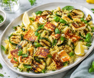 Sałatka makaronowa z grillowaną cukinią i halloumi. Syci jak obiad, ale nie jest ciężka