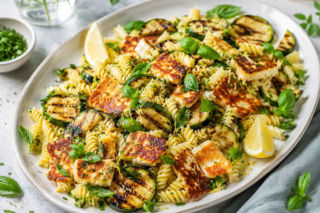 Sałatka makaronowa z grillowaną cukinią i halloumi. Syci jak obiad, ale nie jest ciężka