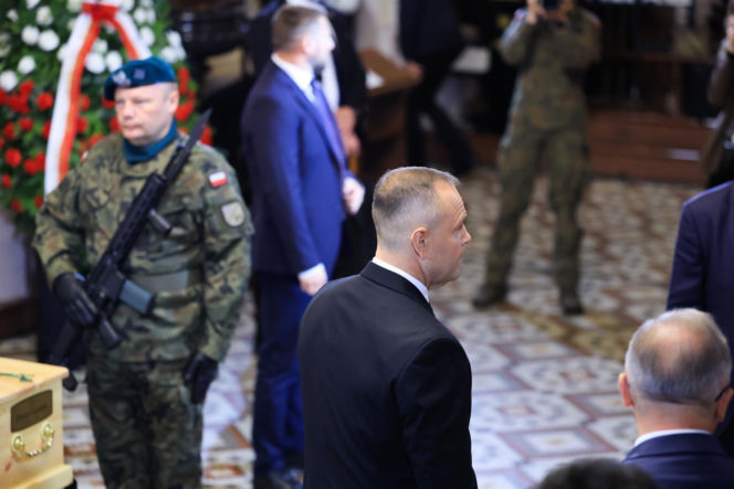 Szok po tragedii w Łodzi. Dziesięć malutkich trumienek na pogrzebie. Tego widoku nie da się wyrzucić z głowy