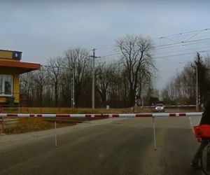 SKANDALICZNE zachowanie rowerzysty! To mogło skończyć się tragedią
