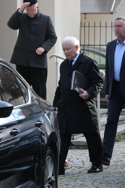 Jarosław Kaczyński dźwiga potężny baniak z wodą. Ochroniarze tylko się patrzą