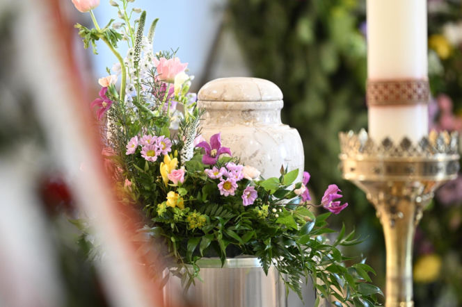 Na pogrzebie ujawniono szczegóły śmierci Bożeny Dykiel. Po godzinie mąż wykonał telefon!