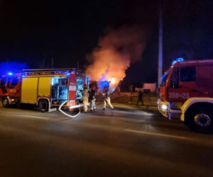 Paliły się kontenery pracownicze! Strażacy wynieśli ze środka nieprzytomną osobę