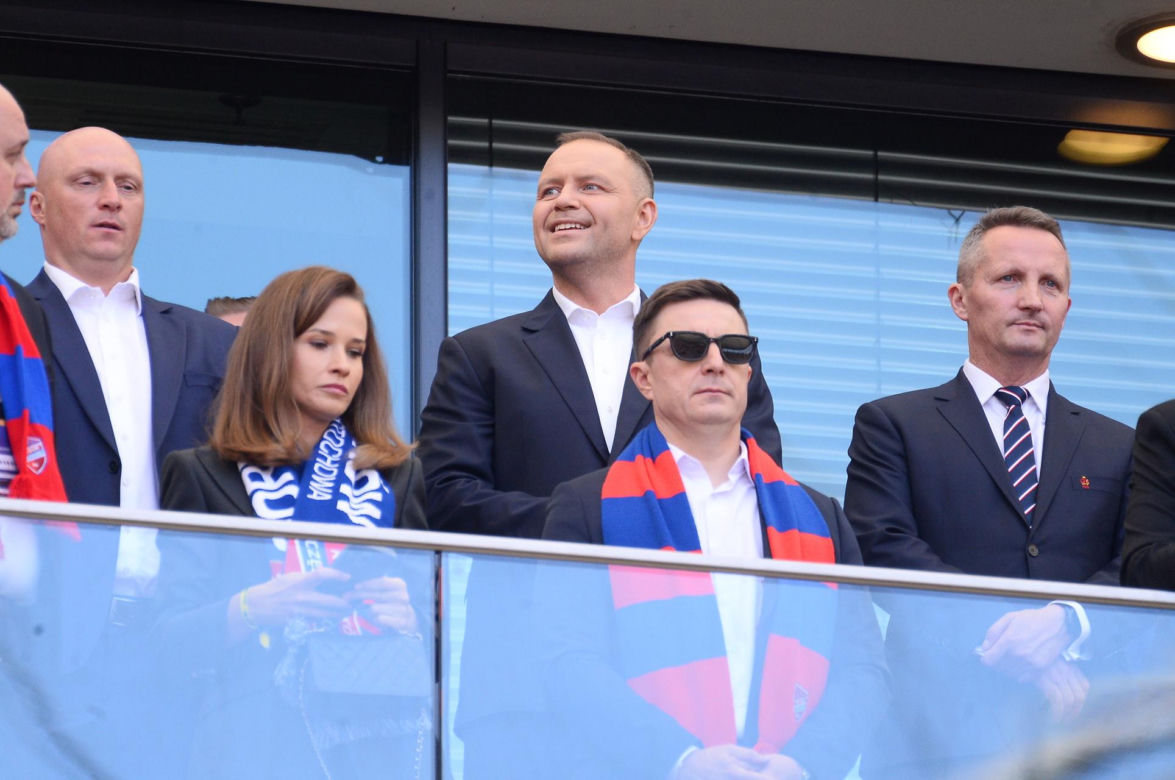 Karol Nawrocki wśród kibiców. Tak wyglądał na meczu