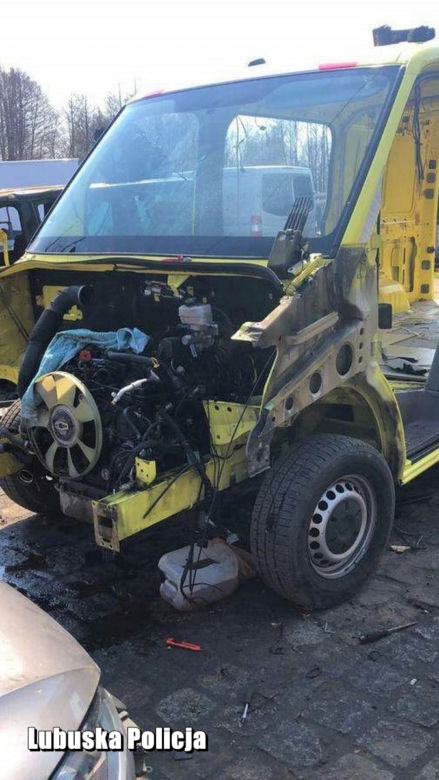 Namierzony skradziony bus już stał częściowo rozebrany