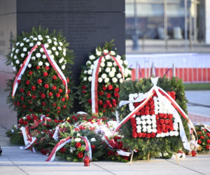 Piotr Gliński składa kwiaty w rocznicę katastrofy smoleńskiej