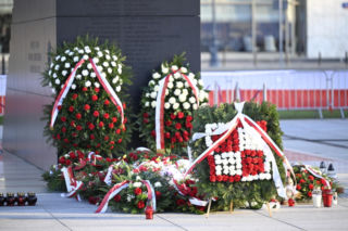 Piotr Gliński składa kwiaty w rocznicę katastrofy smoleńskiej