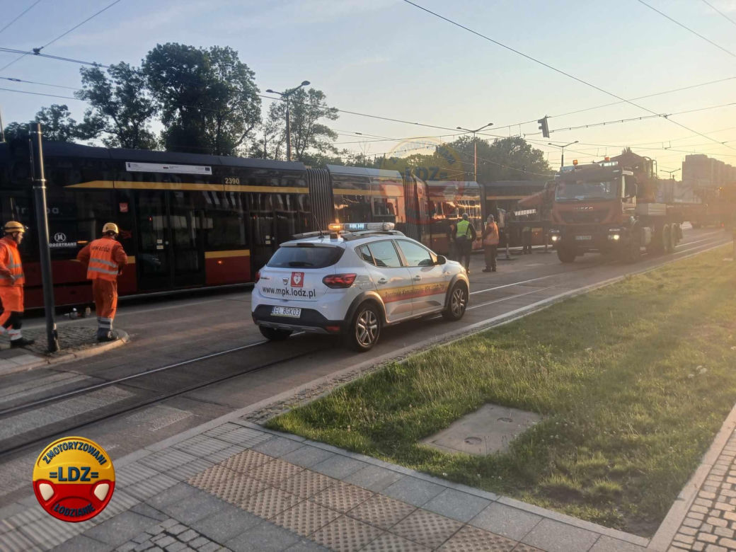 Poranny paraliż w centrum Łodzi. Wykolejony tramwaj zablokował ruch wokół dworca Fabrycznego