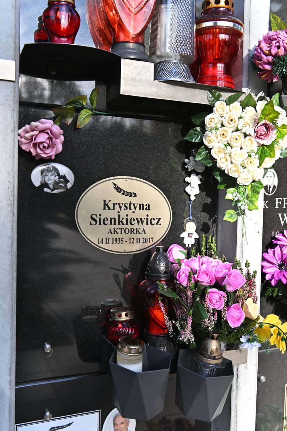 Skromny grób Krystyny Sienkiewicz. Na cmentarzu można przeoczyć miejsce, w którym spoczywa aktorka