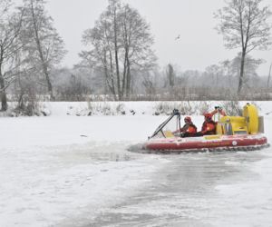 Gdy załamie się lód. Co robić, by uratować siebie lub kogoś, gdy wpadnie do wody?