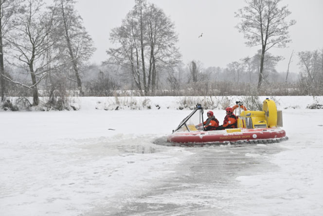Gdy załamie się lód. Co robić, by uratować siebie lub kogoś, gdy wpadnie do wody?