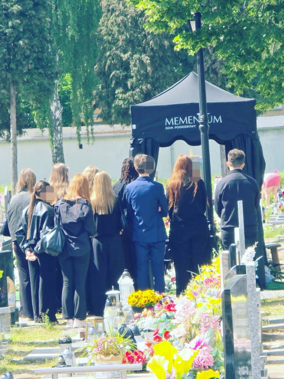 „Najtrudniej żegna się dzieci”. Poruszające słowa po pogrzebie 15-letniej Amelii