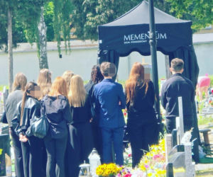 „Najtrudniej żegna się dzieci”. Poruszające słowa po pogrzebie 15-letniej Amelii