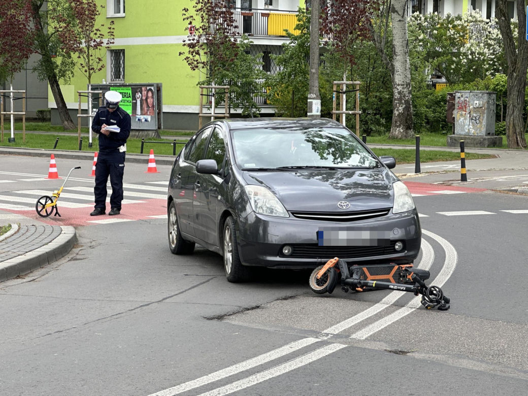 Osobówką potrąciła 14-latkę na hulajnodze. Dziewczynę zabrło pogotowie