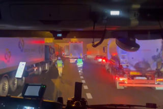 Karambol na S2. Strażacy biegli przed wozem, bo kierowcy zablokowali drogę! Wstrząsające nagranie 