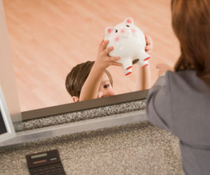 Jak oszczędzać na przyszłość dziecka przy małym budżecie? Poznaj proste i bezpieczne instrumenty finansowe