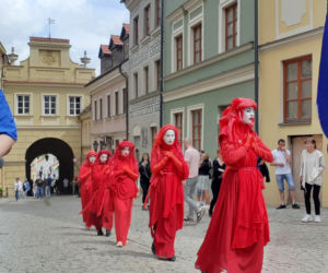 Wdowy milcząco przeszły przez Lublin. Był to protest przeciwko budowie kopani węgla przy Poleskim Parku Narodowym