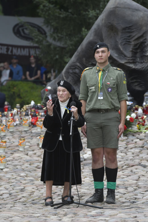 Złożenie kwiatów na kurhanie przy pomniku Polegli Niepokonani na Cmentarzu Powstańców Warszawy