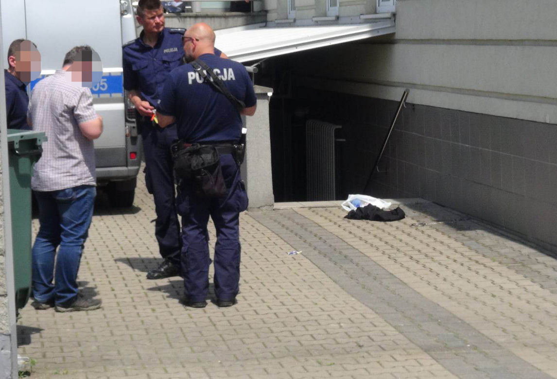 Znokautował policjanta przed sądem i zwiał. Michał ukrywał się w mieszkaniu swojej znajomej. „Był zdziwiony i zaskoczony”