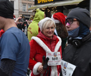 23. Festiwal Biegów Świętych Mikołajów w Toruniu. Zdjęcia ze starówki