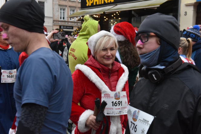 23. Festiwal Biegów Świętych Mikołajów w Toruniu. Zdjęcia ze starówki