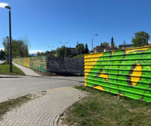 Płot na graffiti w centrum Nowego Sącza