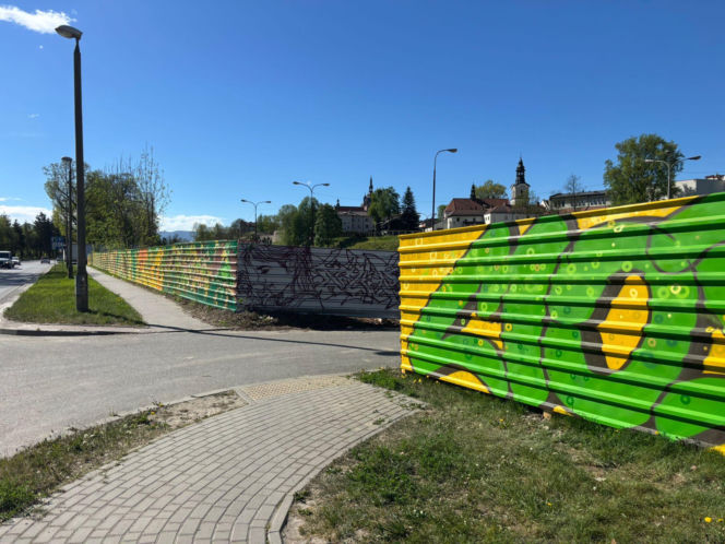 Płot na graffiti w centrum Nowego Sącza