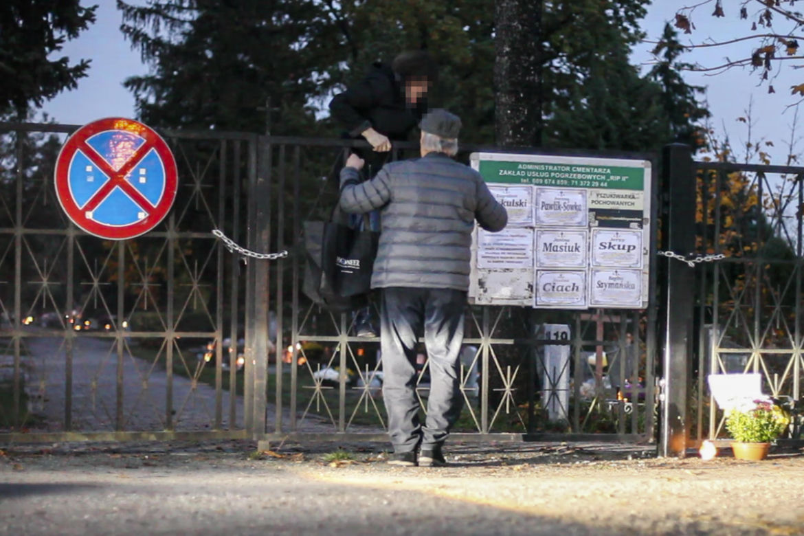 Ludzie włamują się na cmentarze 