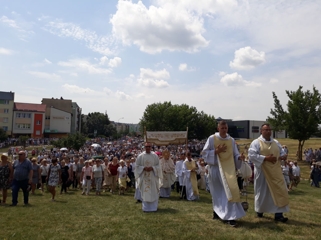 Białystok. Boże Ciało 2019. Wspólna procesja dwóch parafii: św. Jadwigi i NMP z Guadalupe