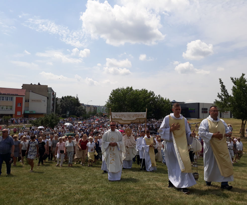 Białystok. Boże Ciało 2019. Wspólna procesja dwóch parafii: św. Jadwigi i NMP z Guadalupe