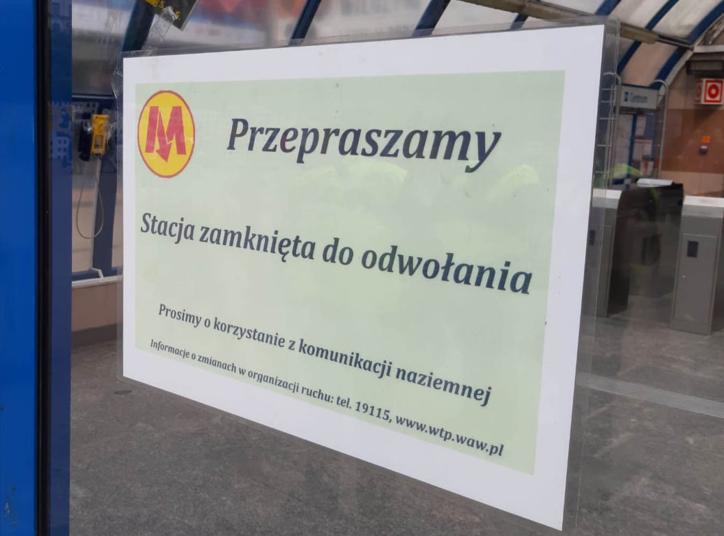 Wypadek na stacji metra w Centrum. Mężczyzna runął pod pędzący pociąg