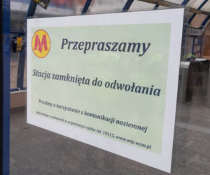 Wypadek na stacji metra w Centrum. Mężczyzna runął pod pędzący pociąg