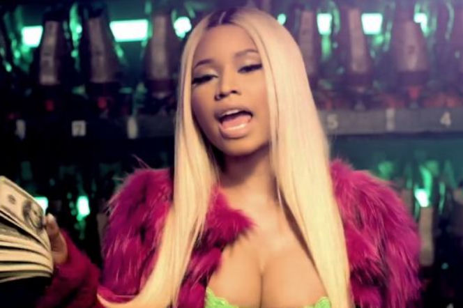 Nicki Minaj w teledysku Throw Sum Mo