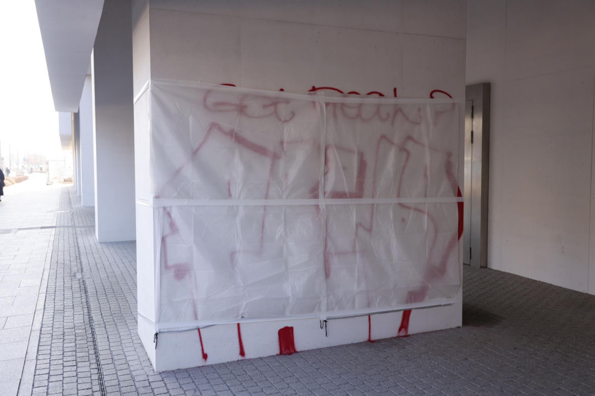 Graffiti na Muzeum Sztuki Nowoczesnej w Warszawie
