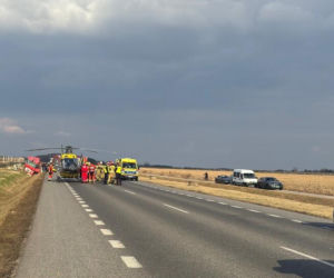 Horror na krajowej 50. Ciężarówka wylądowała w rowie, dwie osoby wyleciały przez przednią szybę!