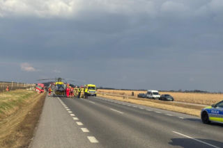 Horror na krajowej 50. Ciężarówka wylądowała w rowie, dwie osoby wyleciały przez przednią szybę!