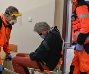 Gwiazdor disco polo z Ciechocinka przejechał kobietę na pasach. Z rozprawy aresztowej zabrała go karetka.